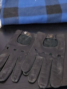 Men's Black Leather Driving Gloves with Knuckle Cutouts and Snap Cuff
